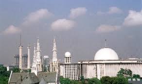 Ini adalah gambar Masjid Istiqlal yang berhadapan dengan Gereja Kathedral